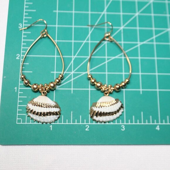 NWT Gold Tone and Shell Dangle Loop Earrings - Picture 4 of 7